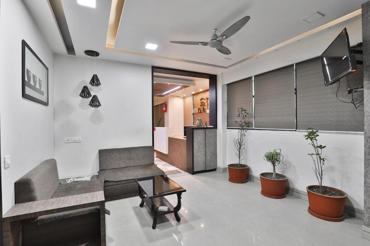 Oyo 23289 Hotel Anmol Palace Ahmedabad Luaran gambar